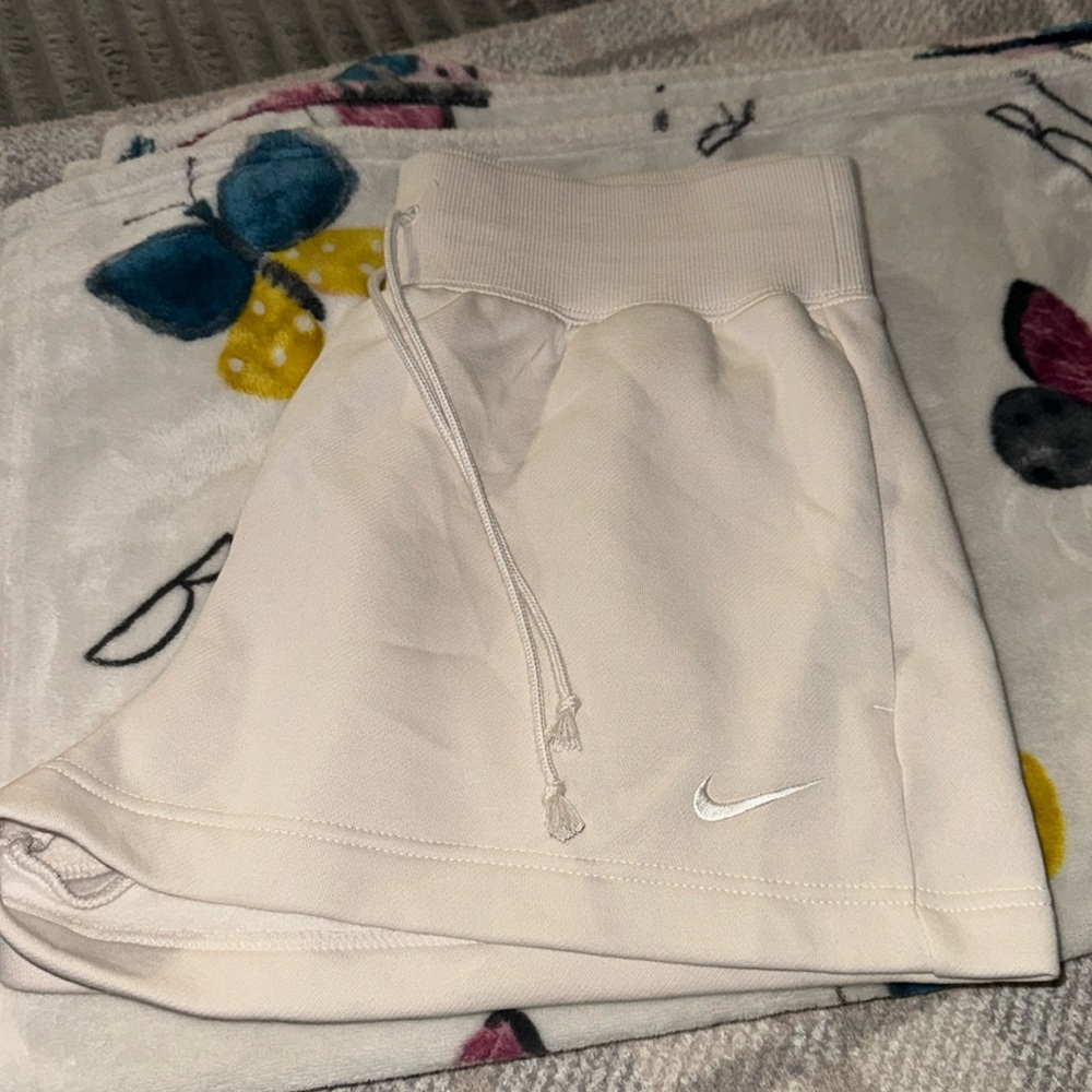 NIKE NWT WOMENS SHORTS
